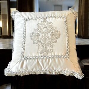 NEW WATERFORD LINENS ACCENT PILLOW 18x18 GOOSE FEATHER INSERT INCLUDED